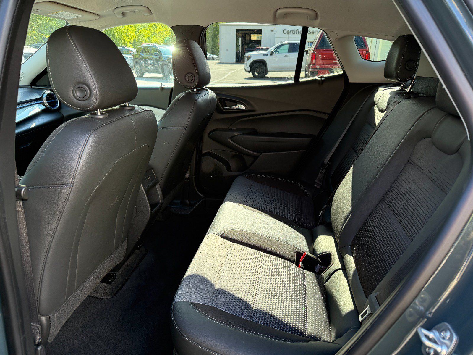 Used 2025 Chevrolet Trax LT FWD image 16