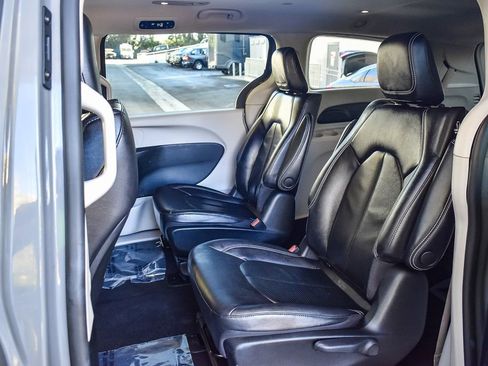 Used 2022 Chrysler Pacifica Touring-L image 17