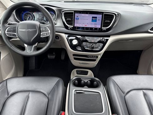 Used 2024 Chrysler Pacifica Touring-L FWD image 20