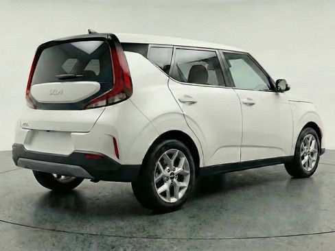 Used 2025 Kia Soul LX w/ LX Technology Package FWD image 9