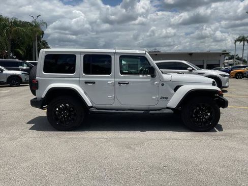 Used 2025 Jeep Wrangler Unlimited Sahara AWD/4WD image 12