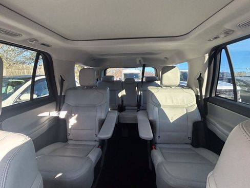 Used 2025 Ford Expedition Platinum image 22