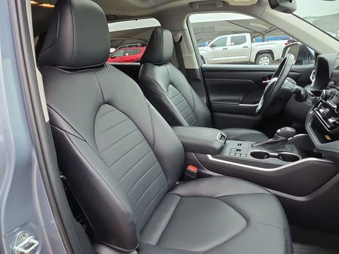 Certified 2024 Toyota Highlander XLE FWD image 17