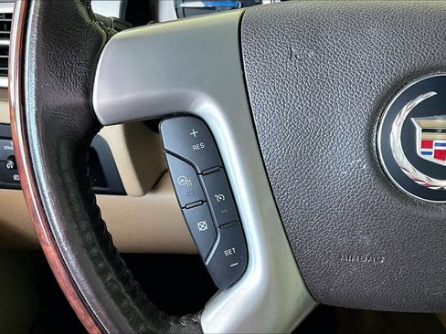 Used 2013 Cadillac Escalade Luxury RWD image 23