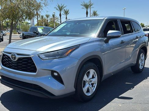 Used 2021 Toyota Highlander LE FWD image 4