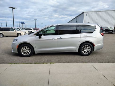 Used 2024 Chrysler Pacifica Touring-L FWD image 5