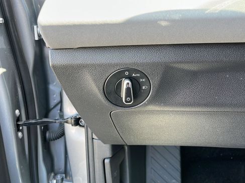 Used 2025 Volkswagen Jetta SE FWD image 12