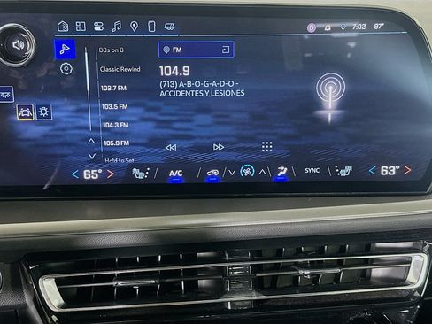 Used 2025 Chevrolet Traverse LT FWD image 21