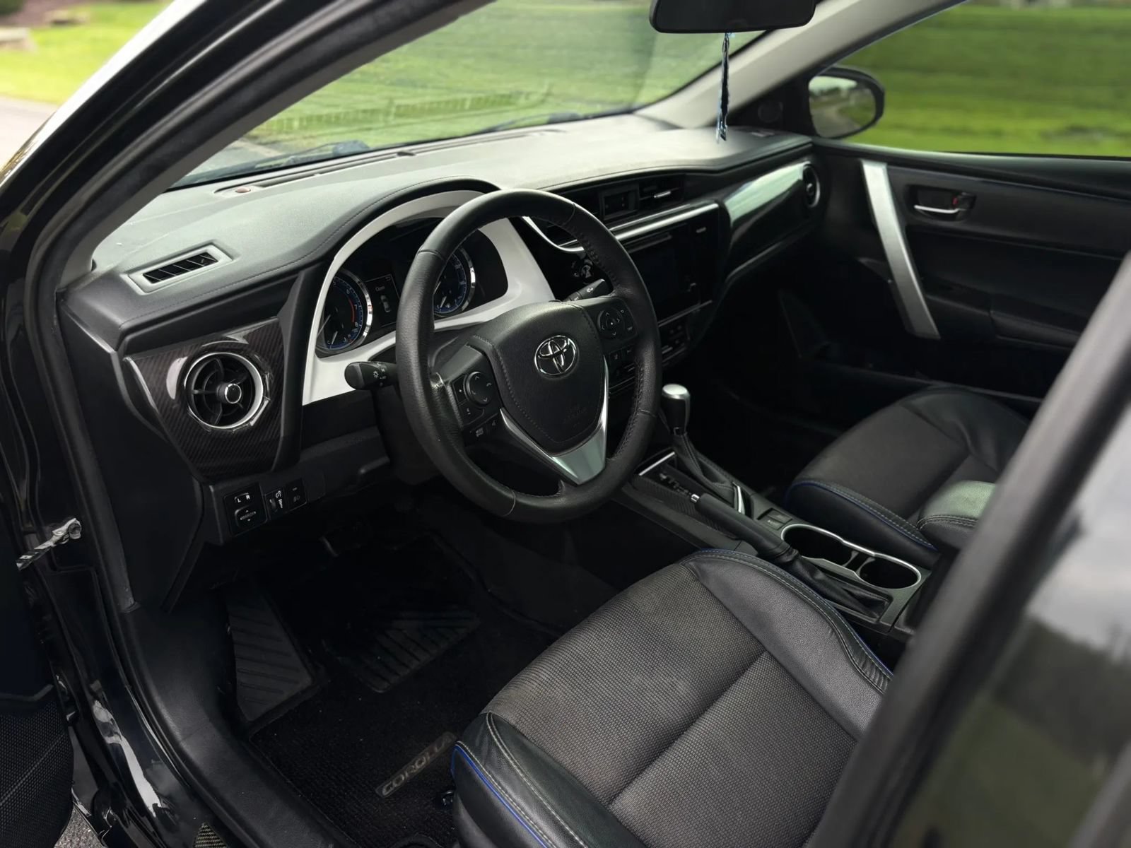 Used 2017 Toyota Corolla SE w/ Carpet Mat Package (TMS) FWD image 14