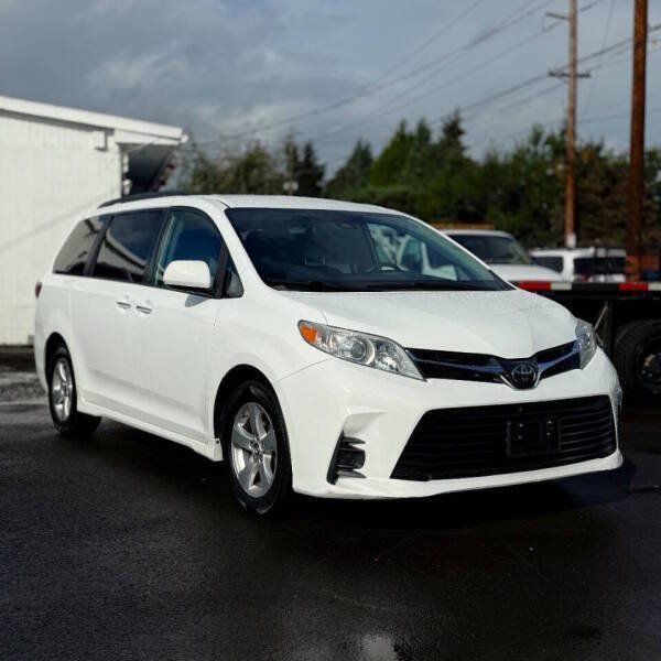 Used 2019 Toyota Sienna LE FWD image 1