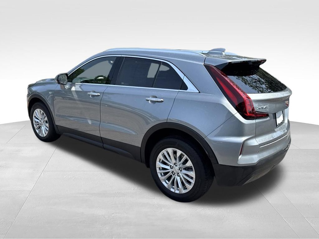 Used 2024 Cadillac XT4 Luxury w/ Cold Weather Package FWD image 5