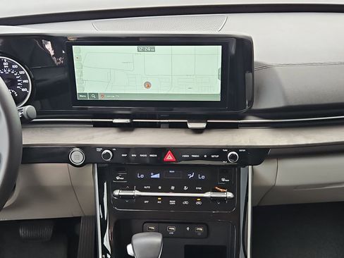Used 2024 Kia Carnival EX image 15