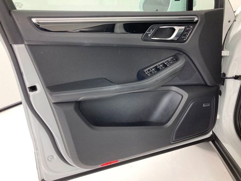 Certified 2022 Porsche Macan image 6