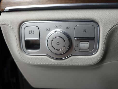 Used 2025 Mercedes-Benz GLE 450e 4MATIC w/ AMG Line Exterior image 10