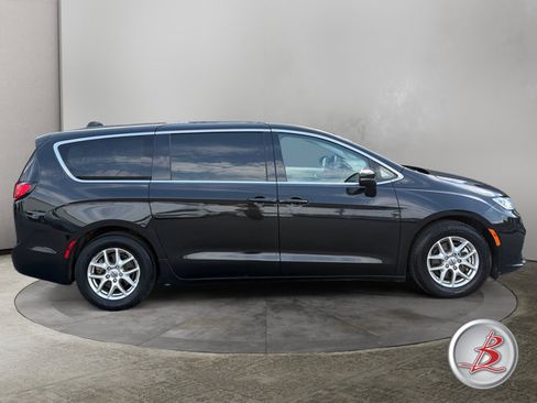 Used 2023 Chrysler Pacifica Touring-L FWD image 8