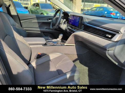 Used 2025 Toyota Camry XLE image 11