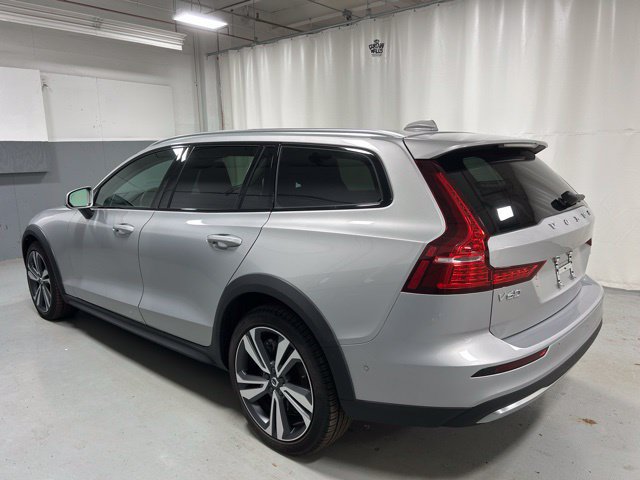 Used 2025 Volvo V60 B5 Cross Country Plus AWD/4WD image 2