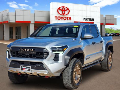 Used 2025 Toyota Tacoma Trailhunter image 2