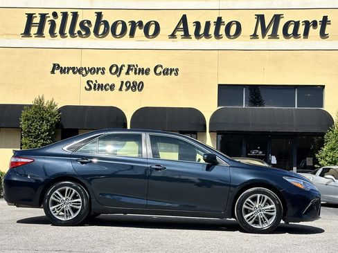 Used 2017 Toyota Camry SE image 4