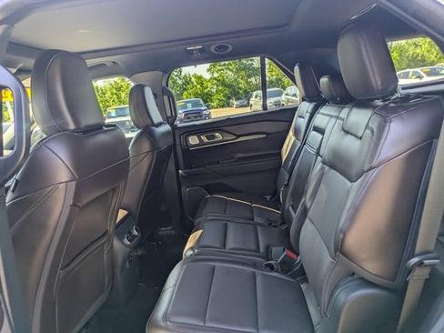 Used 2025 Ford Explorer Platinum AWD/4WD image 18