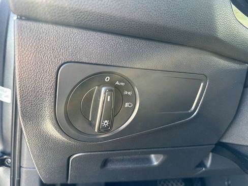 Used 2018 Volkswagen Tiguan S image 19