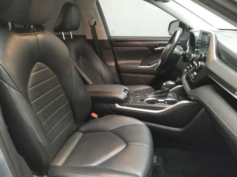 Used 2022 Toyota Highlander XLE FWD image 21