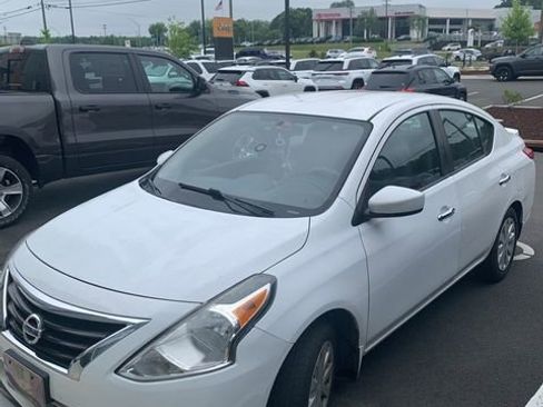 Used 2015 Nissan Versa SV FWD image 16