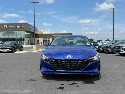 Used 2023 Hyundai Elantra SEL w/ Preferred Accessory Package FWD image 2
