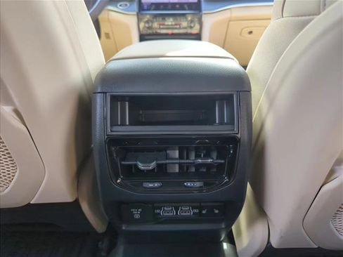 Used 2025 Jeep Grand Cherokee Limited image 15