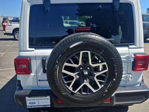 Used 2025 Jeep Wrangler Unlimited Sahara AWD/4WD image 8