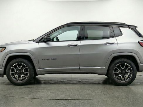 Used 2025 Jeep Compass Trailhawk AWD/4WD image 5