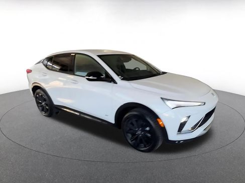 Used 2025 Buick Envista Sport Touring image 2