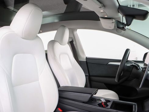 Used 2025 Tesla Model Y Long Range image 26