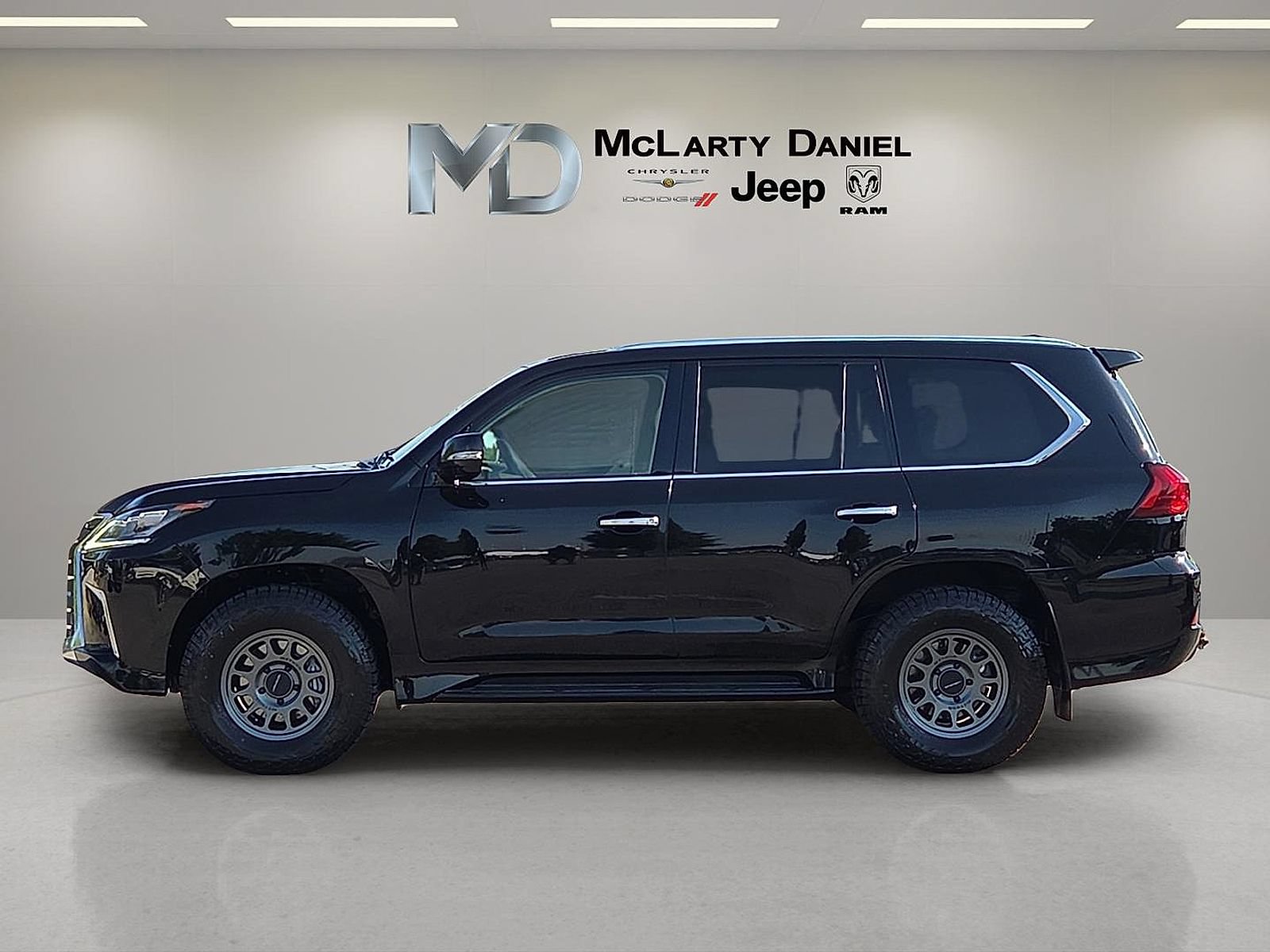 Used 2020 Lexus LX 570 4WD w/ Luxury Package image 3