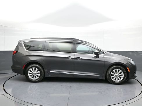 Used 2017 Chrysler Pacifica Touring-L image 5
