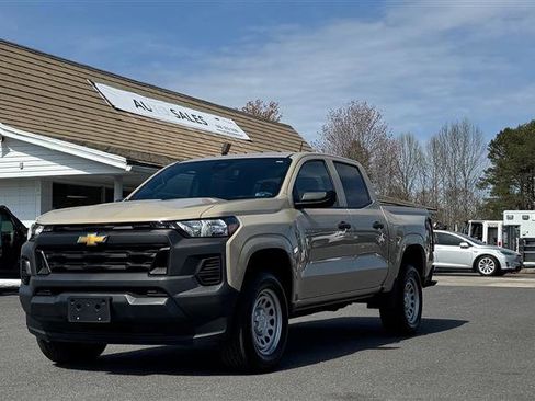Used 2023 Chevrolet Colorado W/T image 2