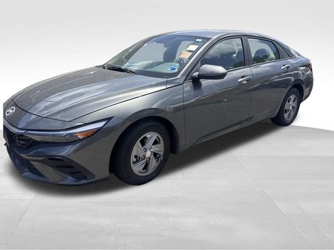 Used 2025 Hyundai Elantra SE FWD image 2
