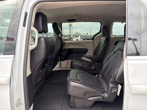 Used 2023 Chrysler Pacifica Touring-L FWD image 24