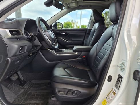 Used 2023 Toyota Highlander XLE FWD image 16