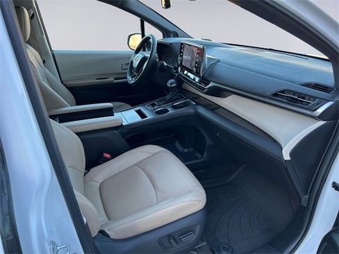 Used 2023 Toyota Sienna Limited image 15