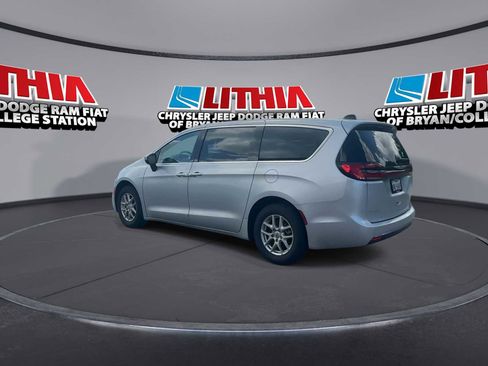 Used 2023 Chrysler Pacifica Touring FWD image 6