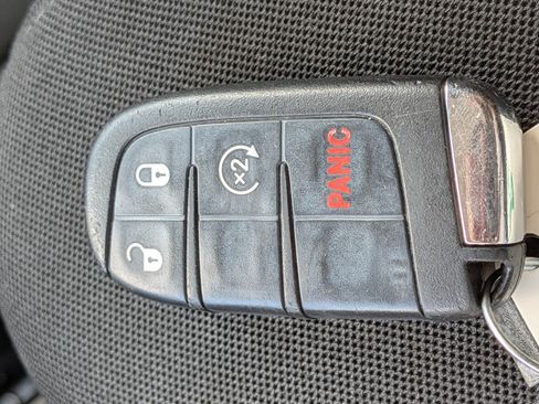 Used 2018 Jeep Renegade Latitude FWD image 30
