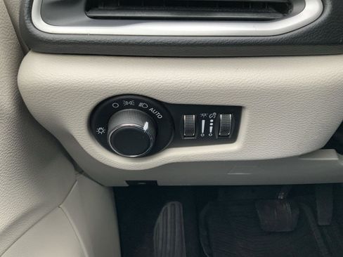 Used 2020 Chrysler Voyager Lxi image 29