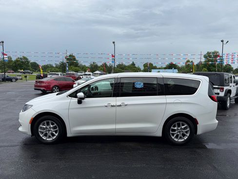 Used 2022 Chrysler Voyager LX FWD image 8