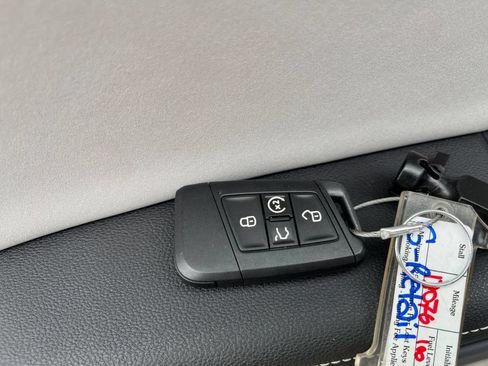 Used 2026 Volkswagen Taos SE AWD/4WD image 21