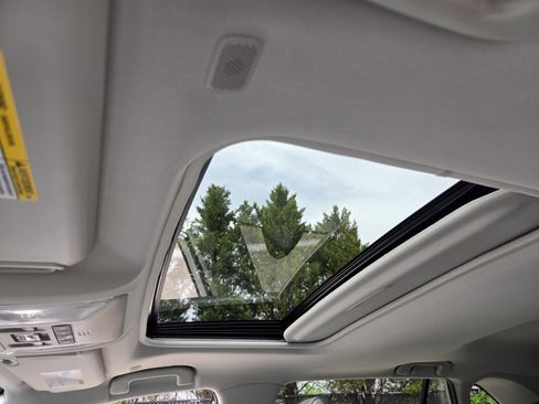 Used 2023 Toyota RAV4 XLE Premium image 15