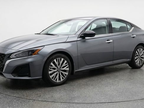 Used 2025 Nissan Altima 2.5 SV FWD image 3