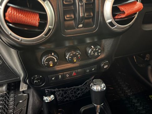 Used 2012 Jeep Wrangler Unlimited Rubicon AWD/4WD image 30