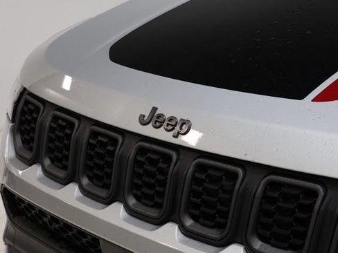 Used 2025 Jeep Compass Trailhawk AWD/4WD image 14