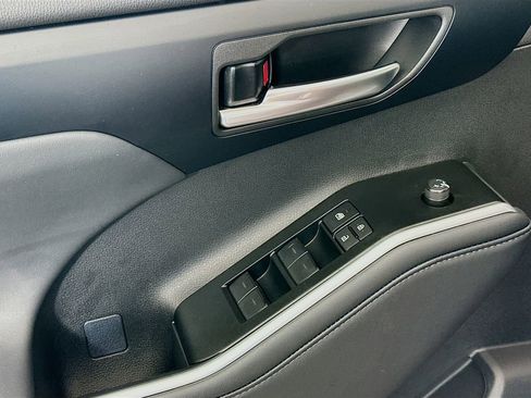 Used 2025 Toyota Highlander XLE image 18